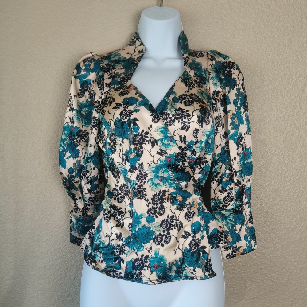 Diane‎ Von Furstenberg blue floral wrap blouse, 100% silk, 3/4 sleeves, size 0.